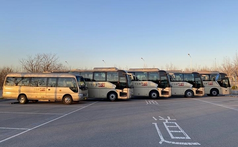 去新疆的旅行團(tuán)新玩法！6人小車團(tuán)+無人機跟拍，年輕人都在搶！