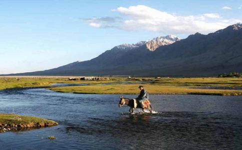 自駕游VS跟團(tuán)游？新疆本地老牌旅行社手把手教你選方案